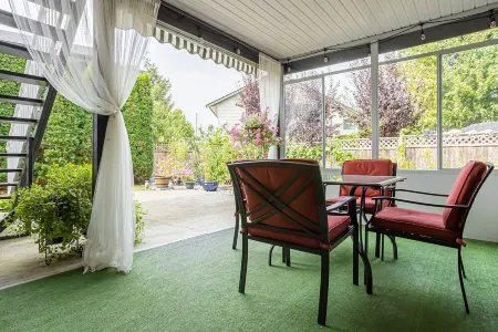 Guest Suite in West Maple Ridge Отели в г. Мейпл Ридж