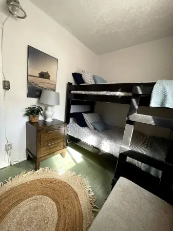 Charming 2 Bedroom Q Cove Cabin - Spectacular Ocean views & Pet Friendly!