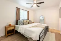 Charming 3-bedroom townhome with lots of amenities in upscale Round Rock