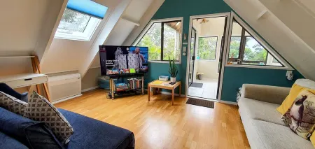 Kereru Cottage - private bach with sea view Отели в г. Уангапараоа