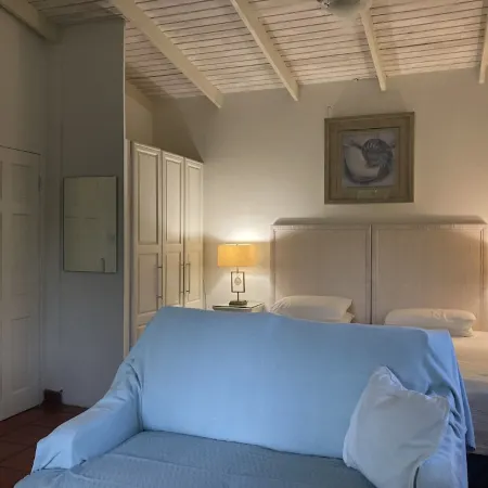Ground Floor Apt with garden only 3 mins walk to Beach and Beach Club