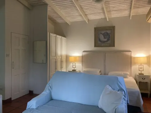 Ground Floor Apt with garden only 3 mins walk to Beach and Beach Club