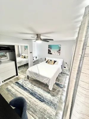 Modern Kona Retreat • Walk to Ocean & Town Hotels near Manini'owali Beach (Kua Bay)