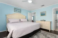 Great Back to School Dealsl!  4 minute walk to beach!