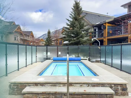 Cozy Rocky Mountain Getaway with Hot Tub! Pet Friendly & Newly Updated! Отели в г. Bighorn No. 8