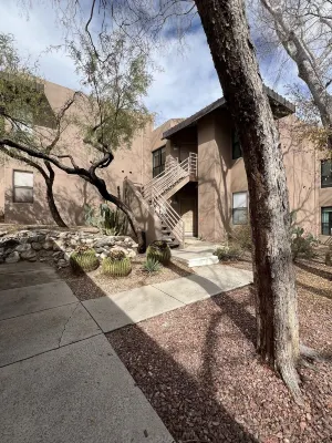 Cozy Condo in Ventana Canyon, 5 mins to Sabino Canyon. Pool, gym, hiking trails Hotels near Speedway