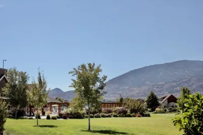 Relax in Luxury at the Cottages Отели рядом с достопримечательностью «Парк Осойуз Лейк Риджинал»