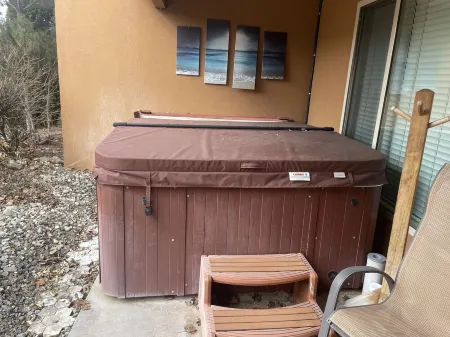 Mountain view, beautiful walk out suite overlooking a park and creek. 3bedrooms. Отели рядом с достопримечательностью «NK'MIP Cellars»