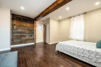 Spacious 3 beds Loft with Parking14/day) Hotels in Rosemont–La Petite-Patrie