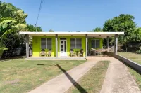 Modern Tropical Home w/ Outdoor Shower/5 min Beach Hotels in der Nähe von Crash Boat Beach