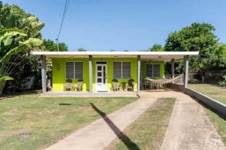 Modern Tropical Home w/ Outdoor Shower/5 min Beach Отели рядом с достопримечательностью «Крас Боат Бич»