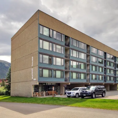 Comfortable Cozy Condo - Short Walk to American Eagle Lift - SH402 by RedAwning