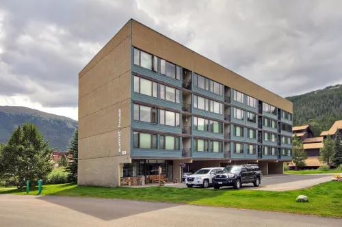 Comfortable Cozy Condo - Short Walk to American Eagle Lift - SH402 by RedAwning