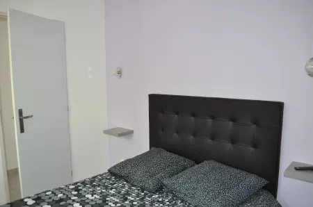 T2 GROUND FLOOR 50M FROM THE SEA Отели в г. Йер