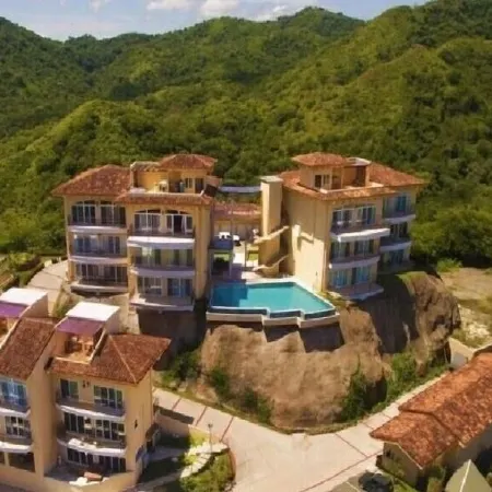 Unbelievable 3br Penthouse with amazing ocean views & private Rooftop patio