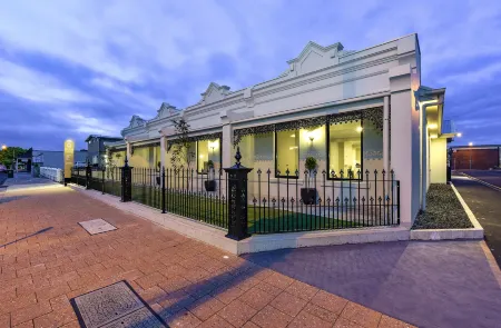 Aloha Central Premium Studios Отели рядом с достопримечательностью «Кейв Гарден»