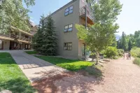 Ski Trip Value! Walk Everywhere, Hot Tub, Top Floor 1 Bedroom Condo by RedAwning Hotels in Telluride