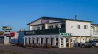 Woodland Motor Inn Hotels near Clancy Richard Arena