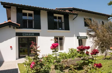 Hôtel de la Rhune Отели в г. Сен-Пе-Сюр-Нивель