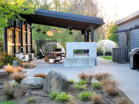 Lodges on Vashon Отели рядом с достопримечательностью «Lavender Hills Farm»