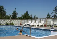 Smith Rock Chalets - piscina
