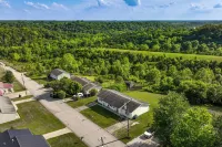Quiet Dry Ridge Home w/ Yard - Near Ark Encounter! - 3-Star
