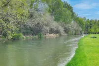 11 Mi to Bear World: Riverfront Getaway in Rigby - Wifi