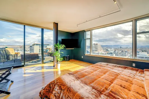 Luxe Dtwn Reno Penthouse ~ 3 Mi to Casinos! - Condos