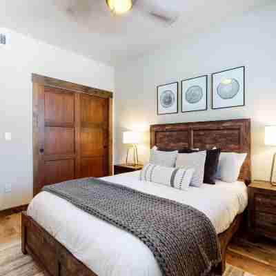 Woodwinds 1265 Luxury Townhouse, Private Hot Tub, 2 Car Garage by RedAwning Rooms