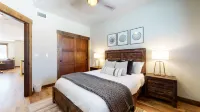 Woodwinds 1265 Luxury Townhouse, Private Hot Tub, 2 Car Garage by RedAwning - Pet friendly