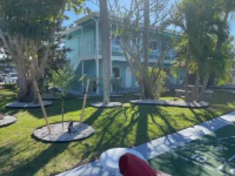 ซี เจย์ โมเทล & มารีนา