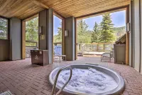 Keystone Ski Condo w/ Mtn View - Walk to Gondola! - Huoneistot