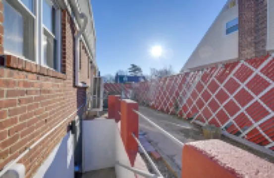 Lovely Elmont Apartment - Walk to Bus Stop!