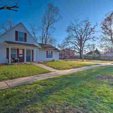 Cozy Cedar Rapids Pad - 2 Blocks to Mercy Care! Hotel Exterior