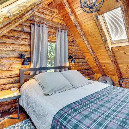 Peaceful 'Creekside North' Studio w/ Fire Pit