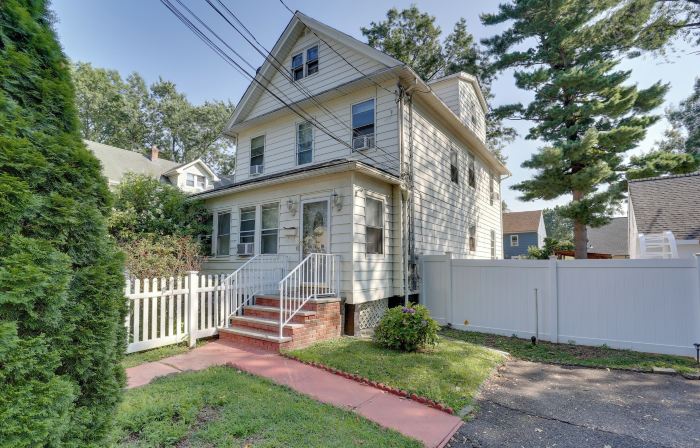 8 Mi to Metlife Stadium: Pet-Friendly Home w/ Yard