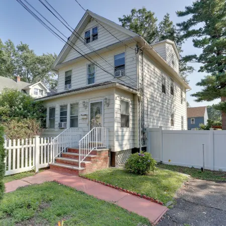 8 Mi to Metlife Stadium: Pet-Friendly Home w/ Yard