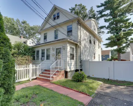 11 Mi to Manhattan: Pet-Friendly Duplex w/ Yard! Hotels in Teaneck