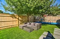 2 Mi to Beach: Retreat w/ Pool & Grill in Mashpee! - 駐車場
