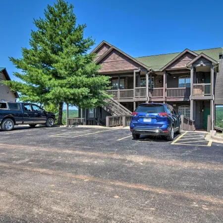 Luxe Mtn-View Condo in Branson w/ Hot Tub Access!