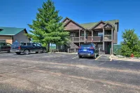 Luxe Mtn-View Condo in Branson w/ Hot Tub Access! - 3-Star