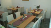 Mama's House Hotels in Godic