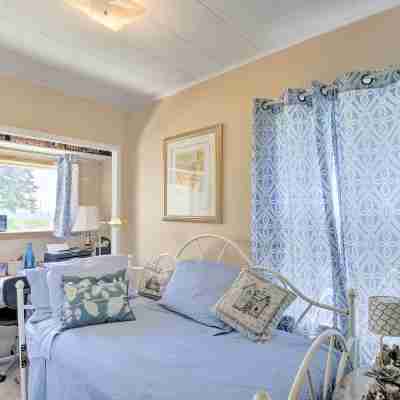 Eclectic Manitowoc Vacation Rental Near Marina! Rooms