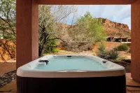 Private hot tub! Pool/Spa! 2 King Beds! Bunk Room! Sleeps 10! Pickleball! Gym!