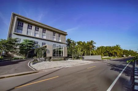 Dafam Resort Belitung Отели рядом с достопримечательностью «Pulau Batu Berlayar»