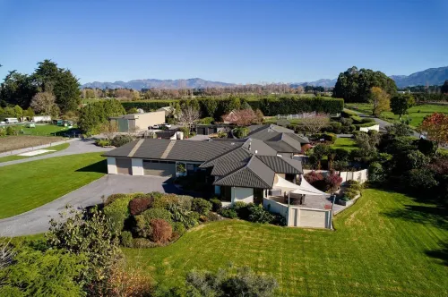 Te Mahuru Retreat Hotels in Hapuku