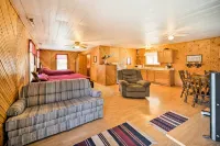 The Burgundy Cabin Iowa Retreat Pond and Fire Pit -  Appartamenti vacanze