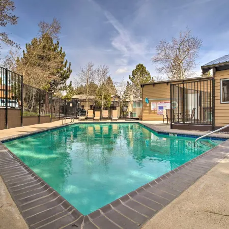 Mammoth Lakes Townhome < 2 Mi to Ski Area!
