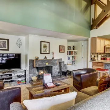 2Br/2BA Condo on Shuttle Route - Wild Irishman 1015 - Pool & More!