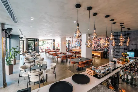 Ermes Hotel Отели рядом с достопримечательностью «Venetian Tower of Durrës»